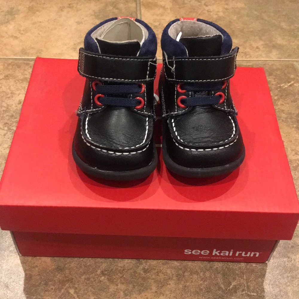 See Kia Run Owen Black Size 4 Toddler Booties
